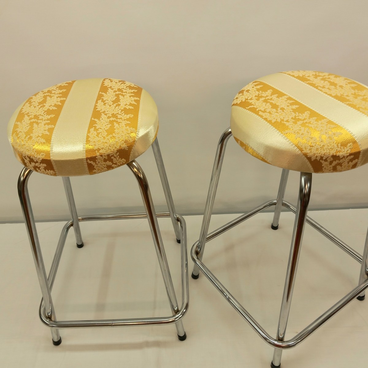 Kaksi kullan- ja kermanväristä&nbsp;baarijakkaraa