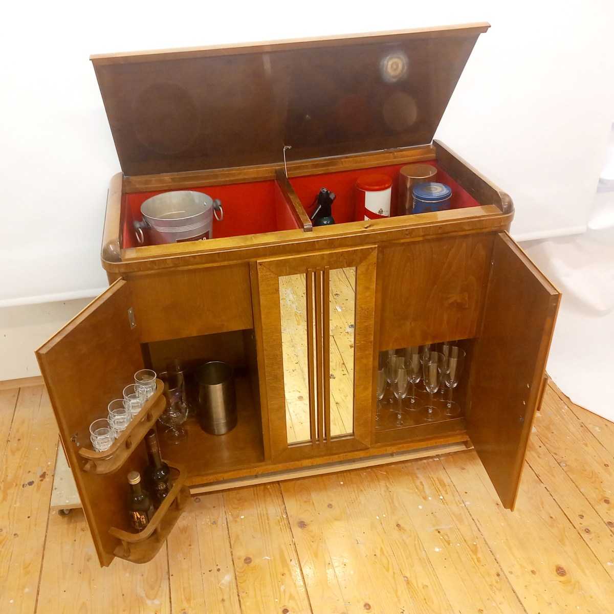 Visakoivuinen Art Deco -tarjoilukaappi /&nbsp;baarikaappi