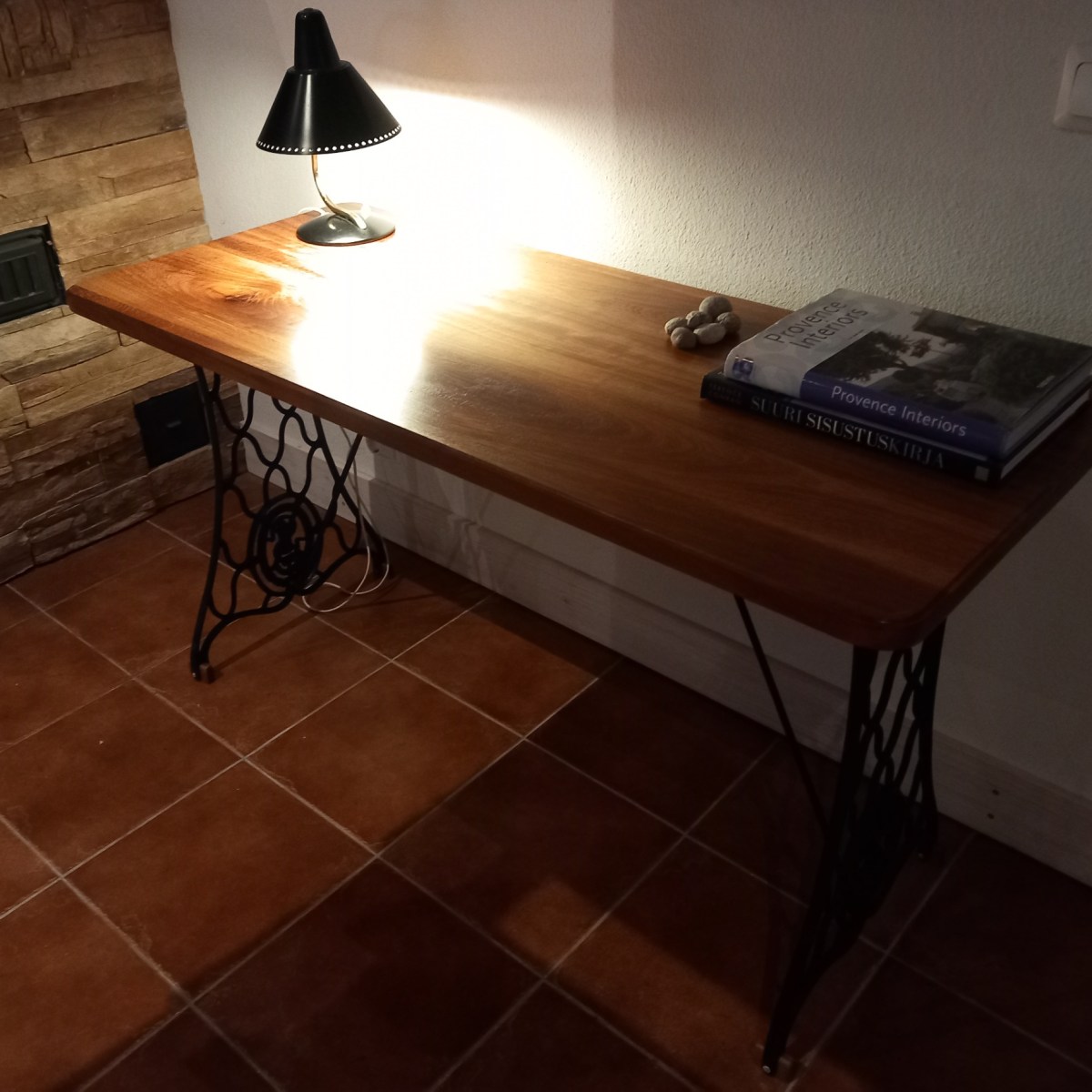 Massiivipuinen tiikkipöytä metallijaloilla