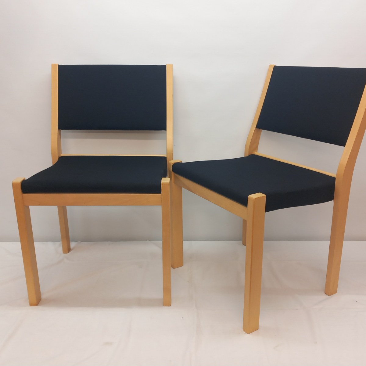 Kaksi Artekin 611-tuolia&nbsp;(musta/koivu)