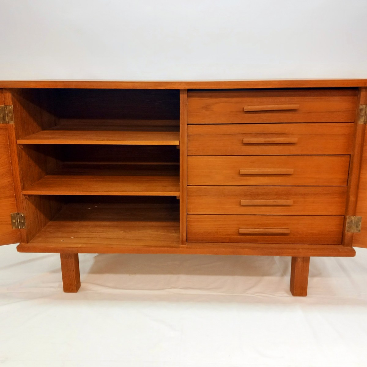 Tiikkisenkki laatikostolla, 1960-luku