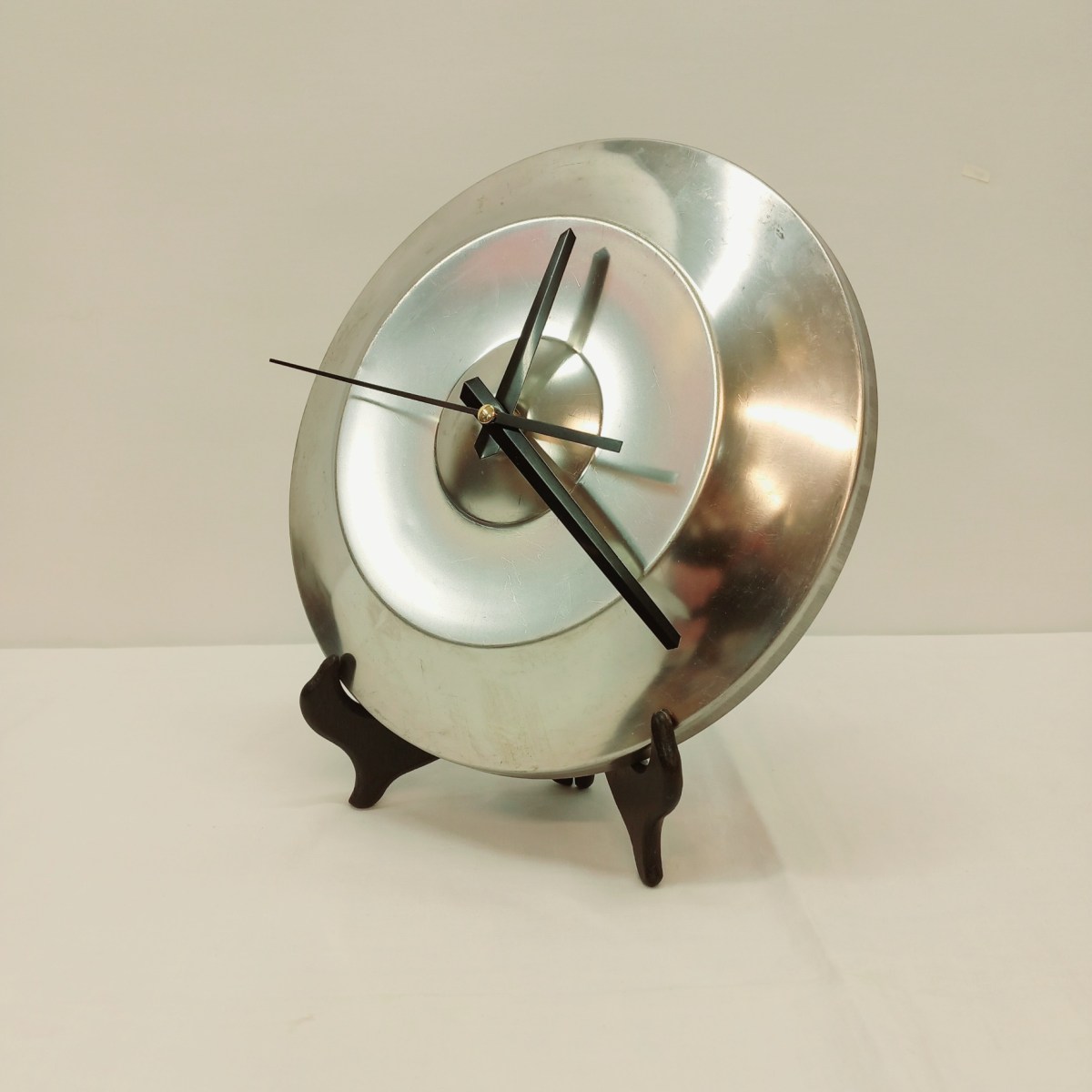 Kromattu tyylikäs vintage-pöytäkello