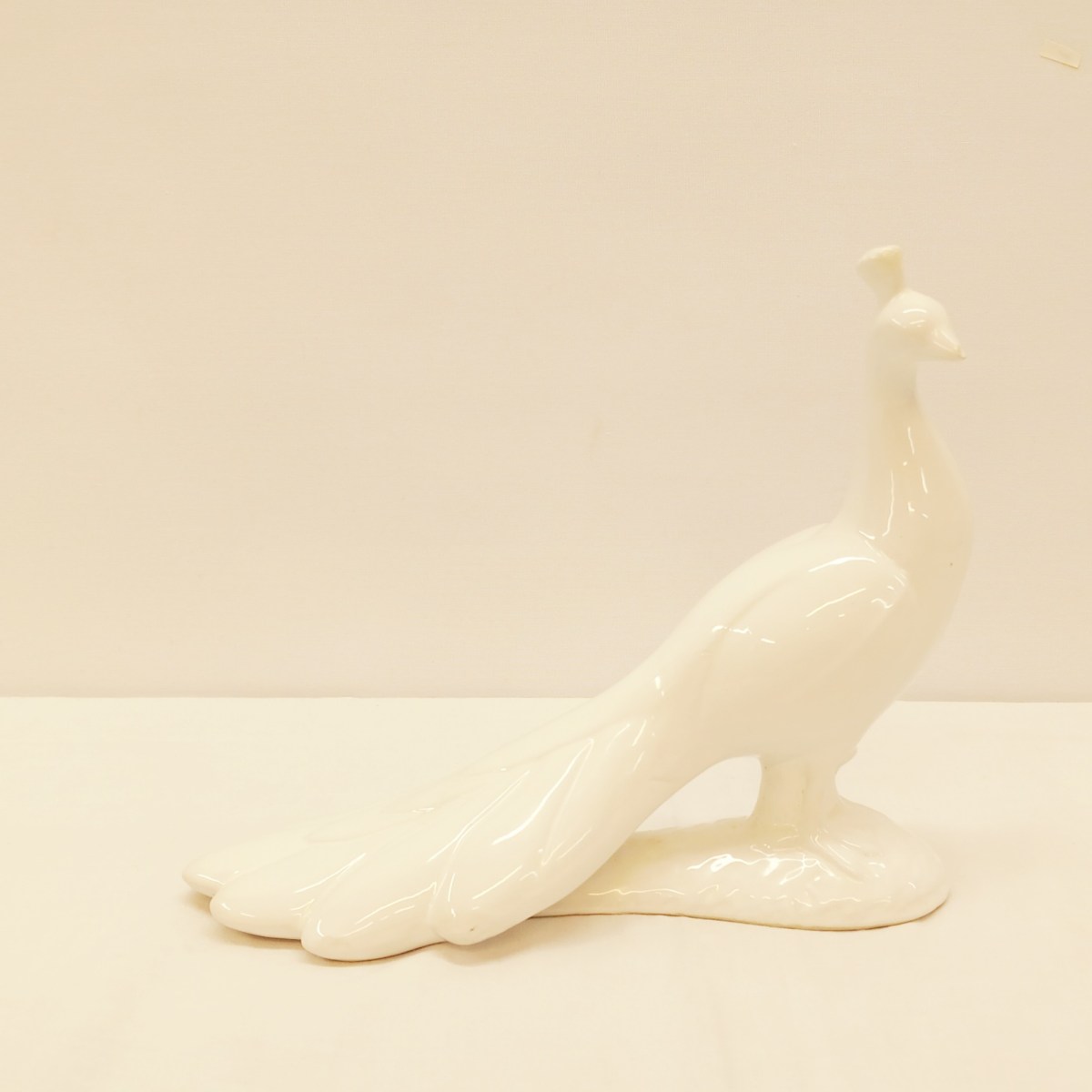 Posliininen riikinkukko-figuuri, 1950-luku