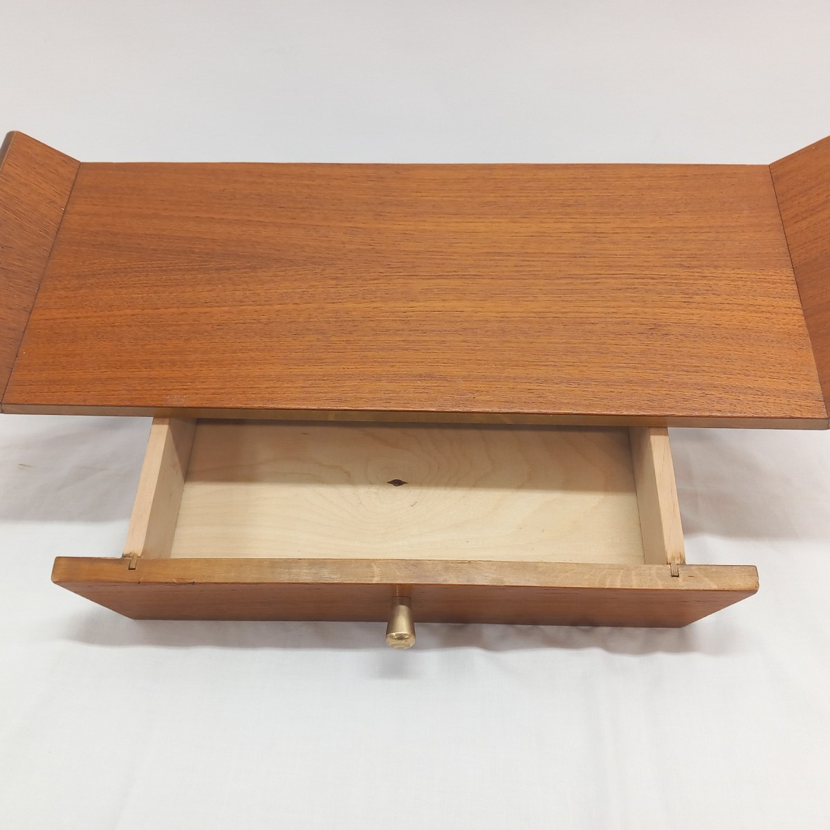 Siro pikkuhylly/yöpöytä, 1950-60 -luvuilta,&nbsp;tiikkiä